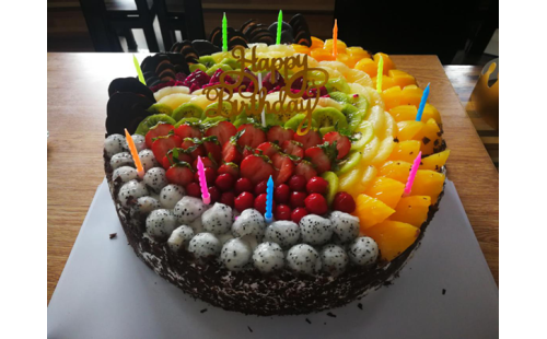 集體生日會，員工樂翻天