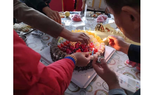 金秋十月，員工集體生日會送溫暖